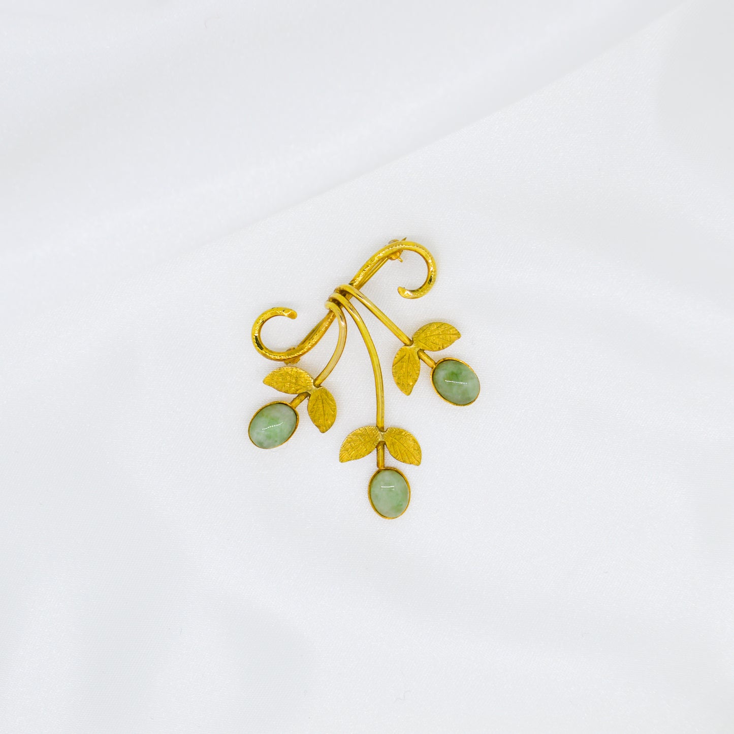 9ct Yellow Gold Jade Brooch