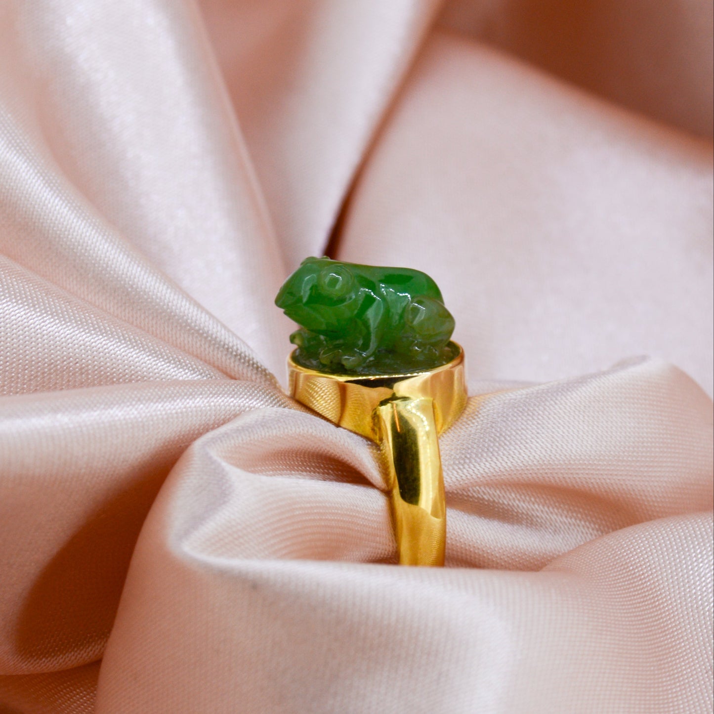 Vintage Unique 18ct Yellow gold Jade Frog rings