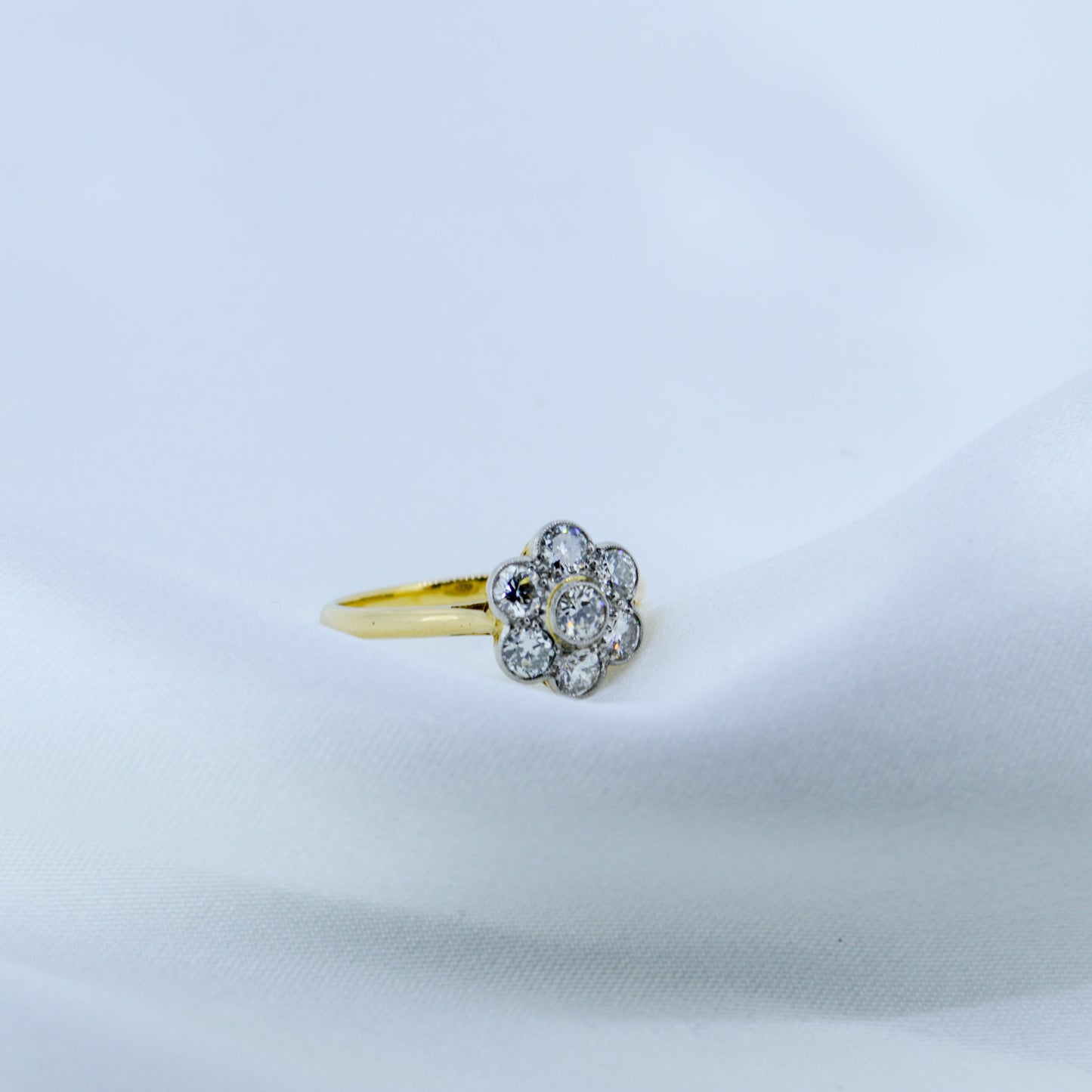 Vintage 18ct 7 stone Diamond Daisy Cluster ring