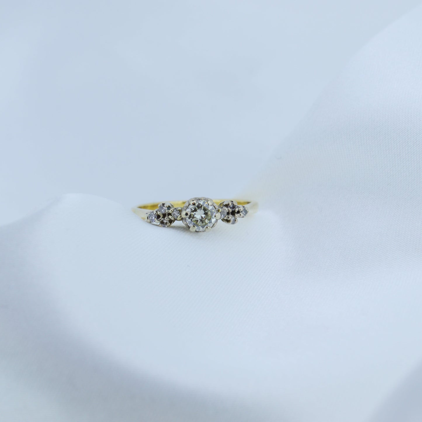 vintage Unique style 18ct diamond ring