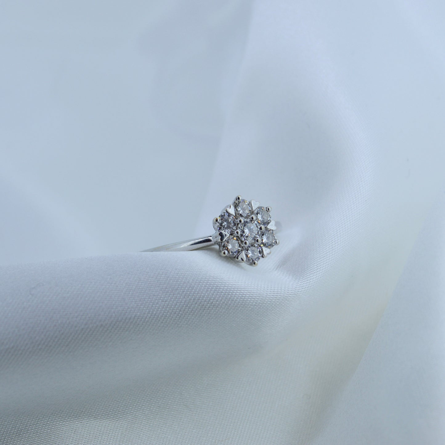 18ct White Gold Diamond cluster ring
