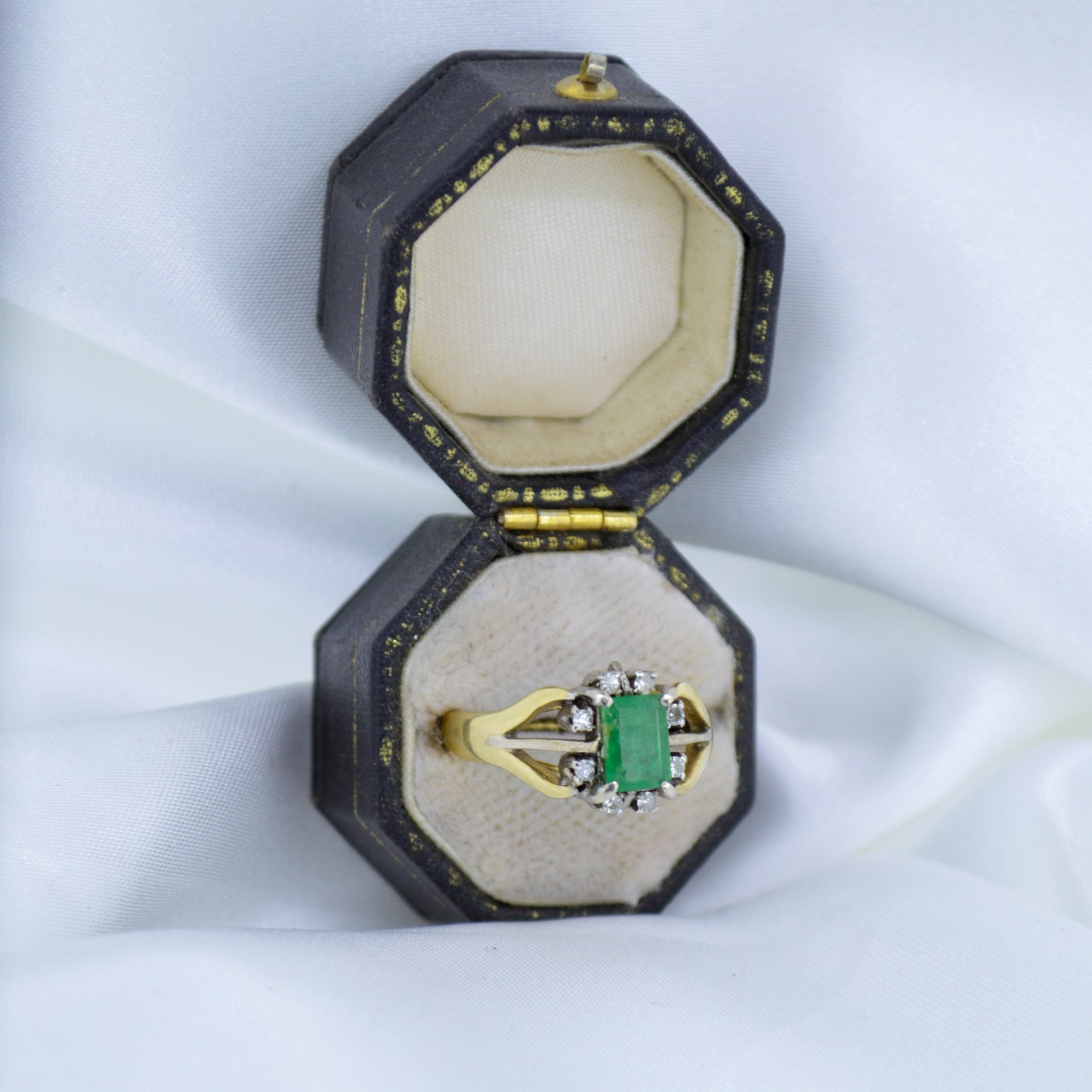 Sri-Lankan Antique 18ct Gold ring with Emerald and Diamonds