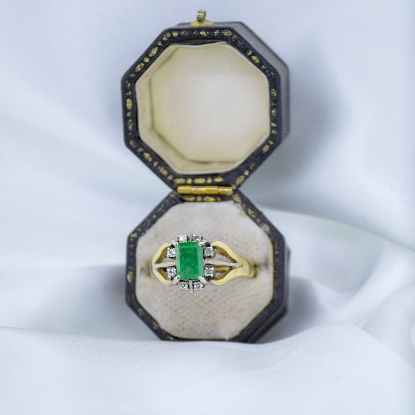 Sri-Lankan Antique 18ct Gold ring with Emerald and Diamonds
