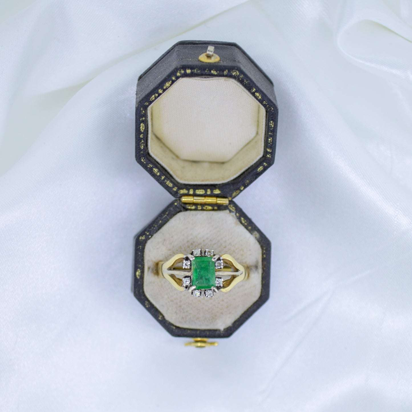 Sri-Lankan Antique 18ct Gold ring with Emerald and Diamonds