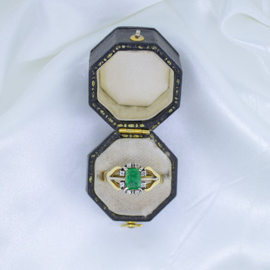 Sri-Lankan Antique 18ct Gold ring with Emerald and Diamonds