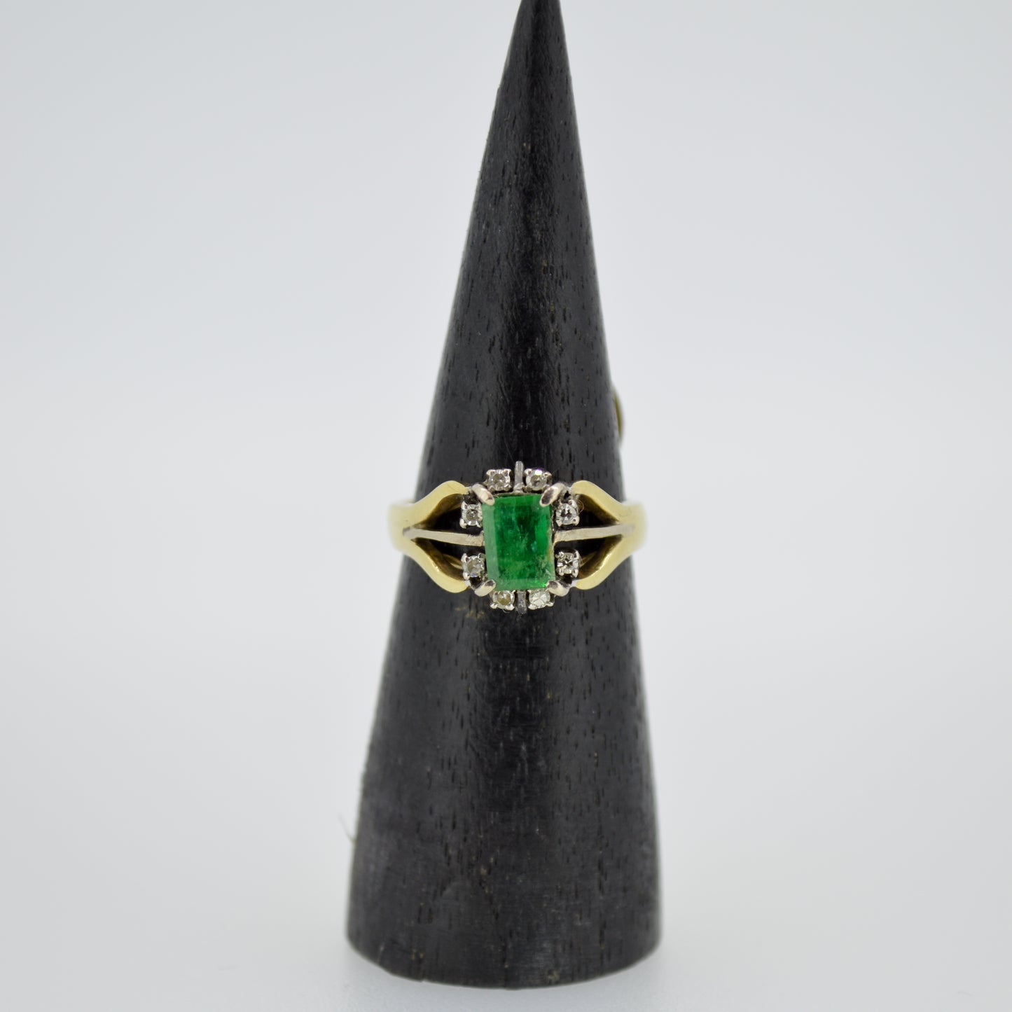 Sri-Lankan Antique 18ct Gold ring with Emerald and Diamonds