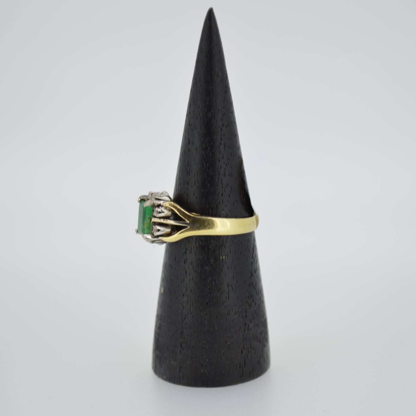 Sri-Lankan Antique 18ct Gold ring with Emerald and Diamonds