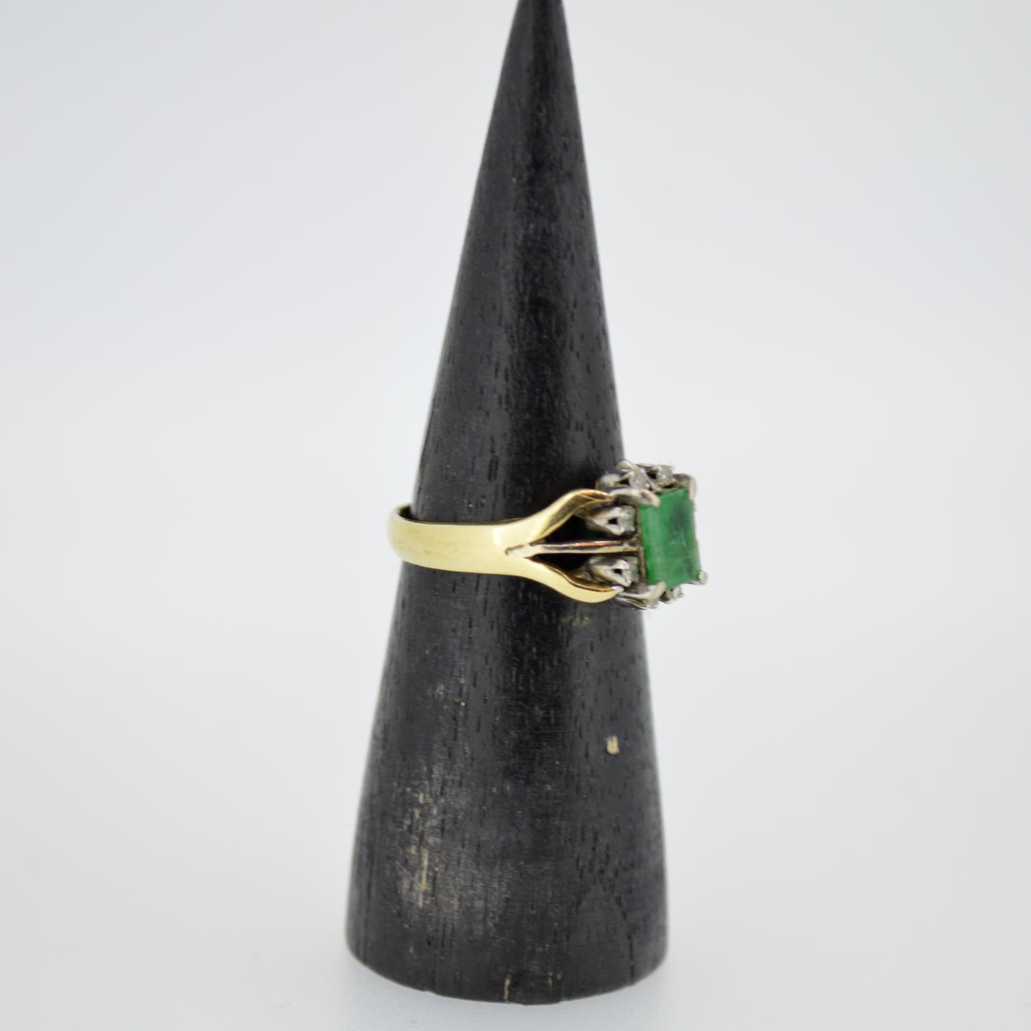 Sri-Lankan Antique 18ct Gold ring with Emerald and Diamonds