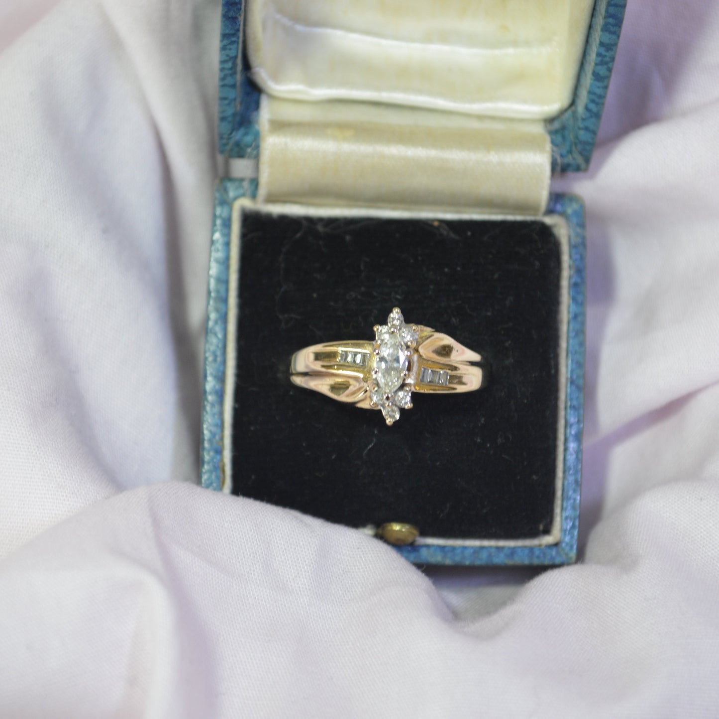 Stunning 14ct yellow Gold ring with Marquise shaped Diamond