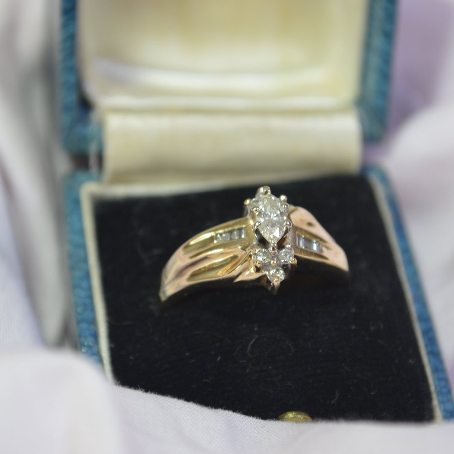 Stunning 14ct yellow Gold ring with Marquise shaped Diamond