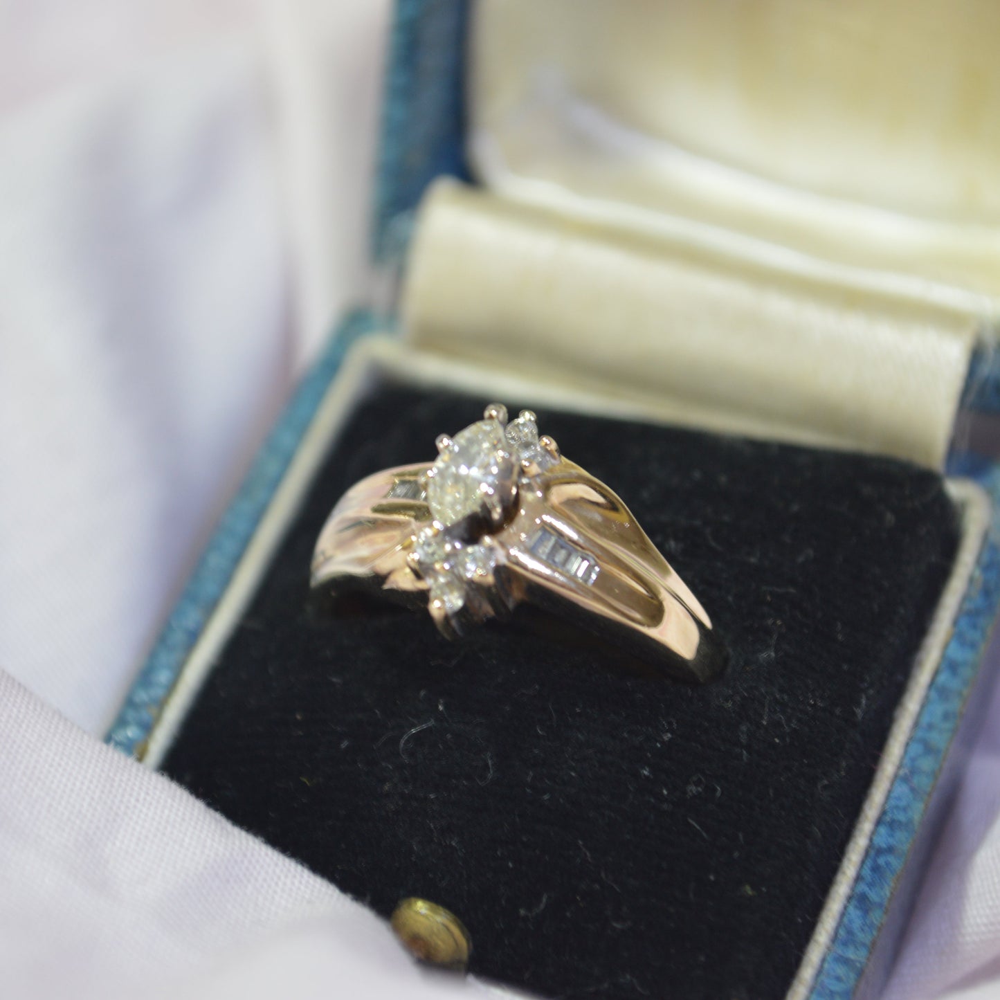 Stunning 14ct yellow Gold ring with Marquise shaped Diamond