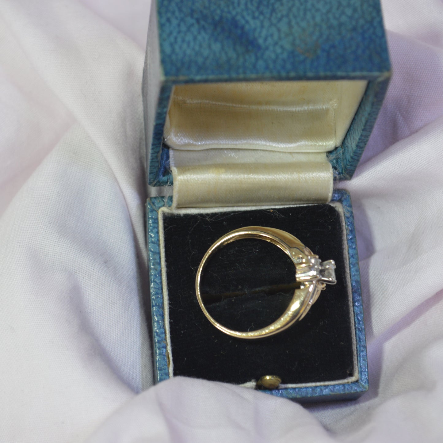 Stunning 14ct yellow Gold ring with Marquise shaped Diamond