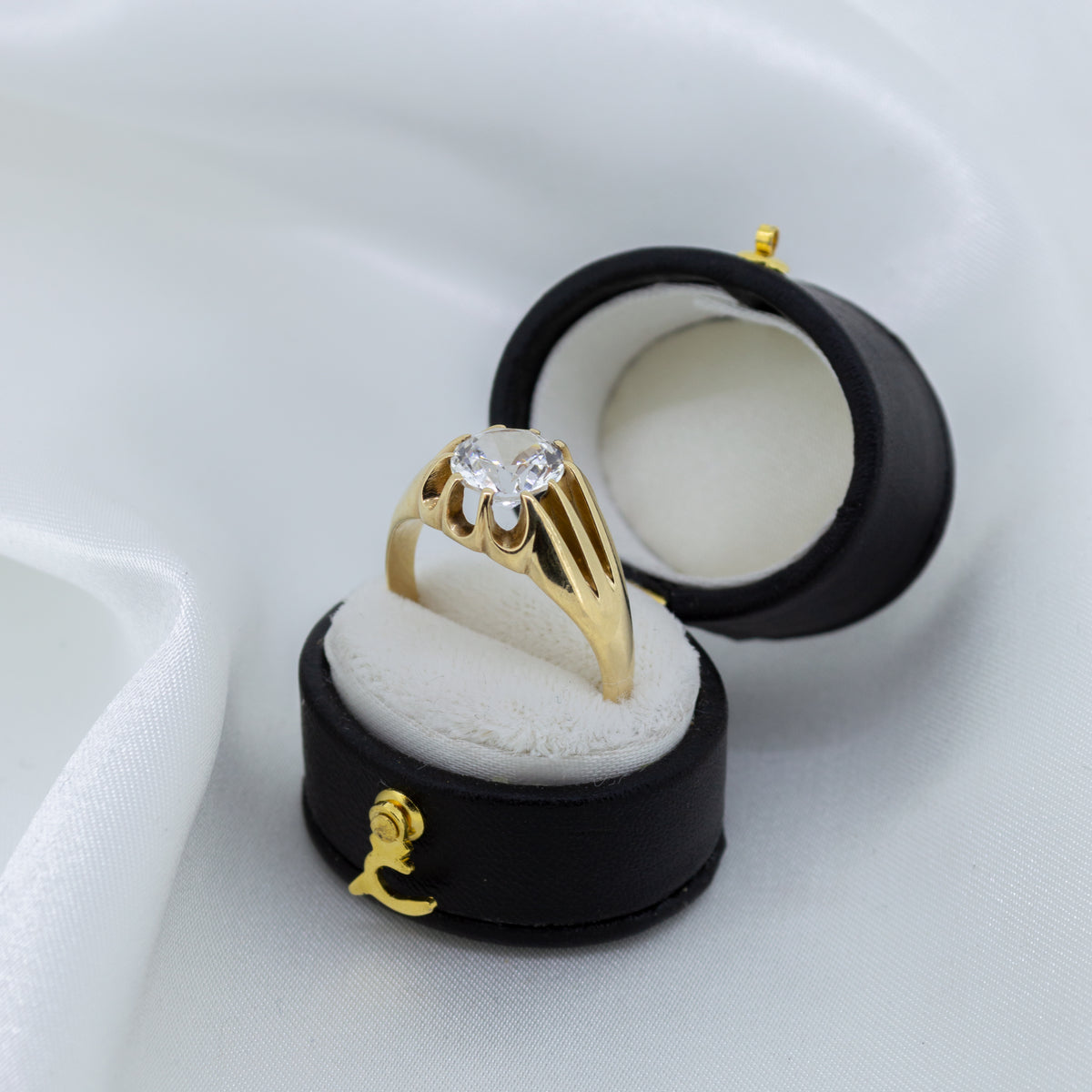 9ct Yellow gold Cubic zirconia signet ring