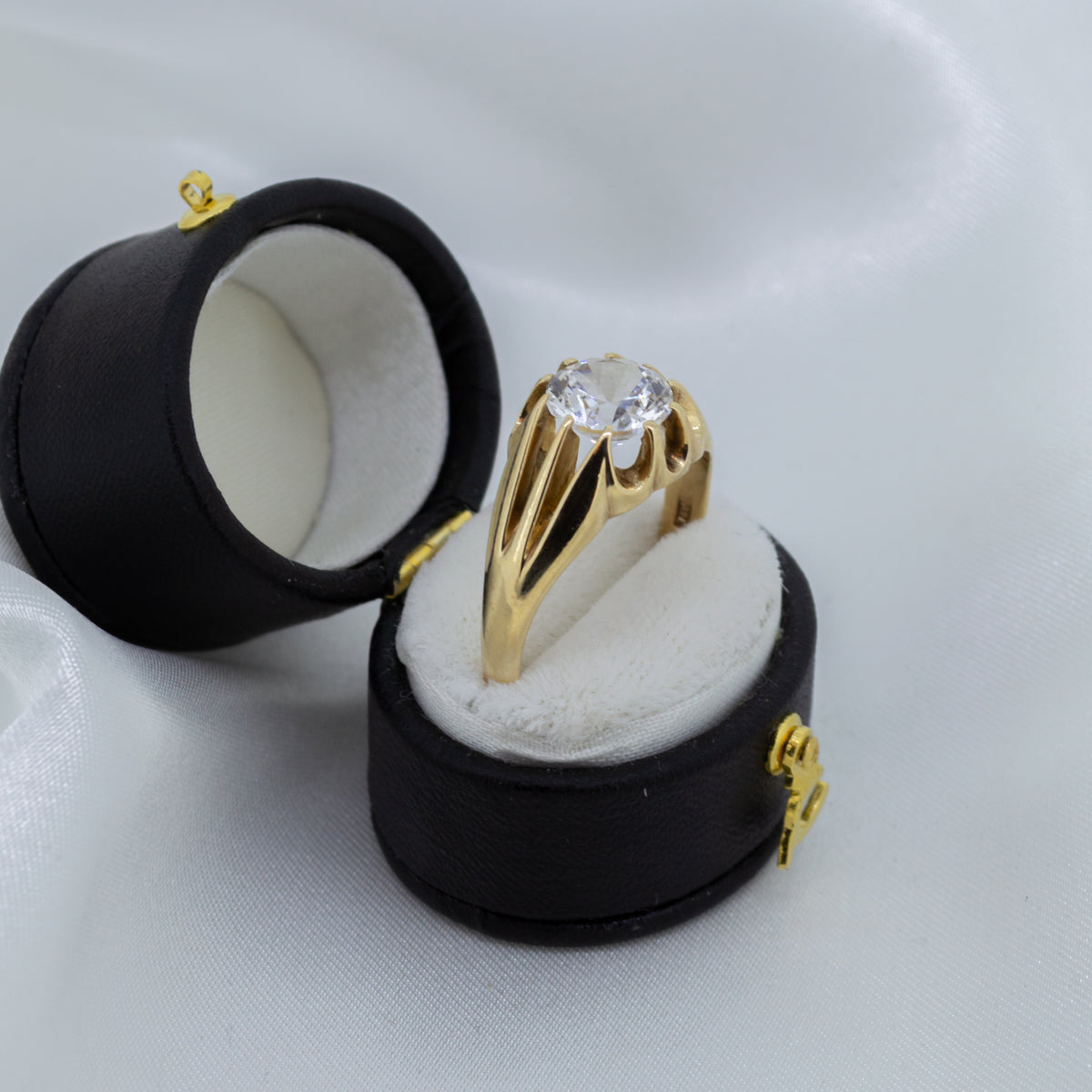 9ct Yellow gold Cubic zirconia signet ring
