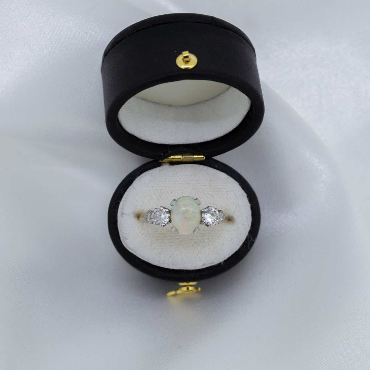 Vintage 18ct Opal with Diamonds either side