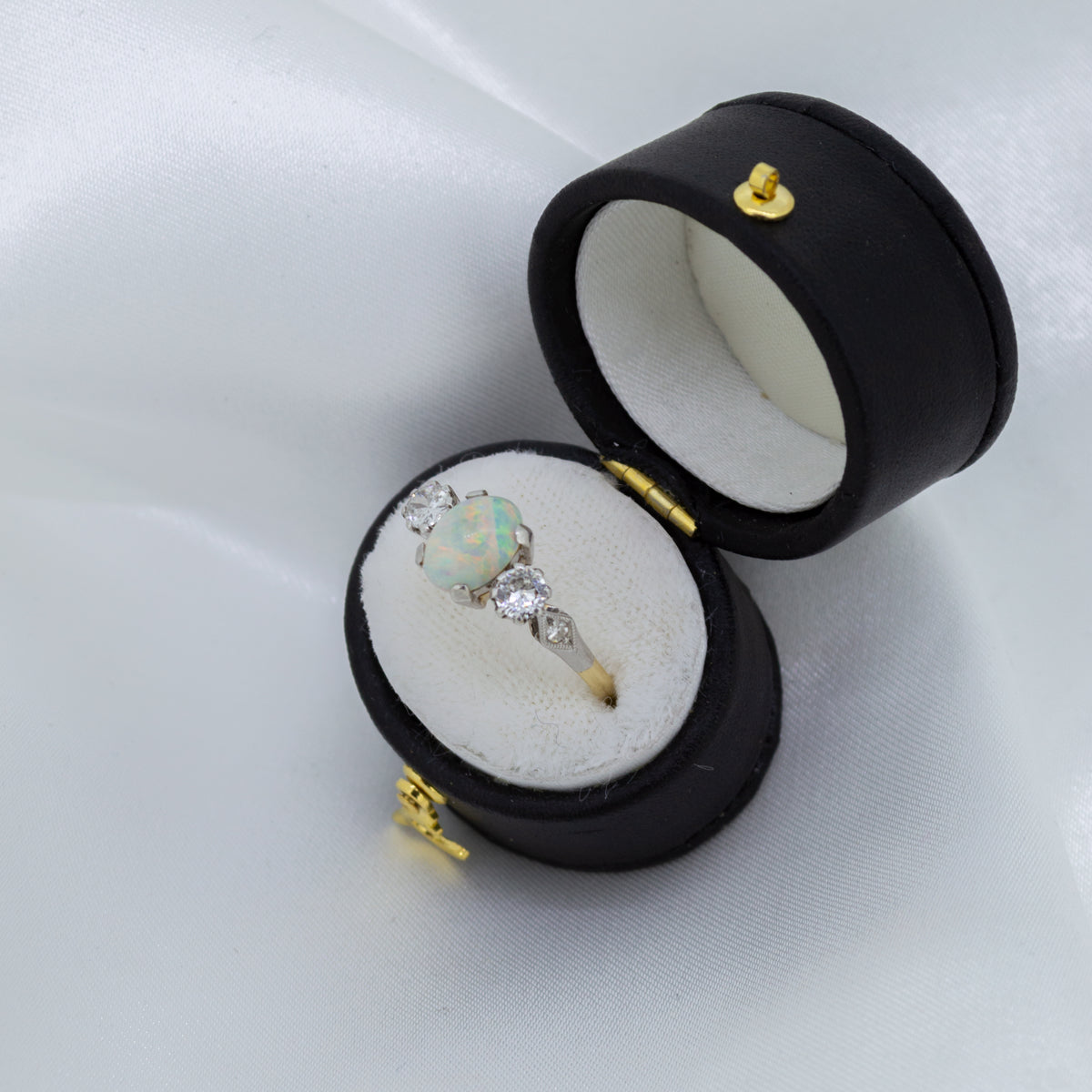 Vintage 18ct Opal with Diamonds either side