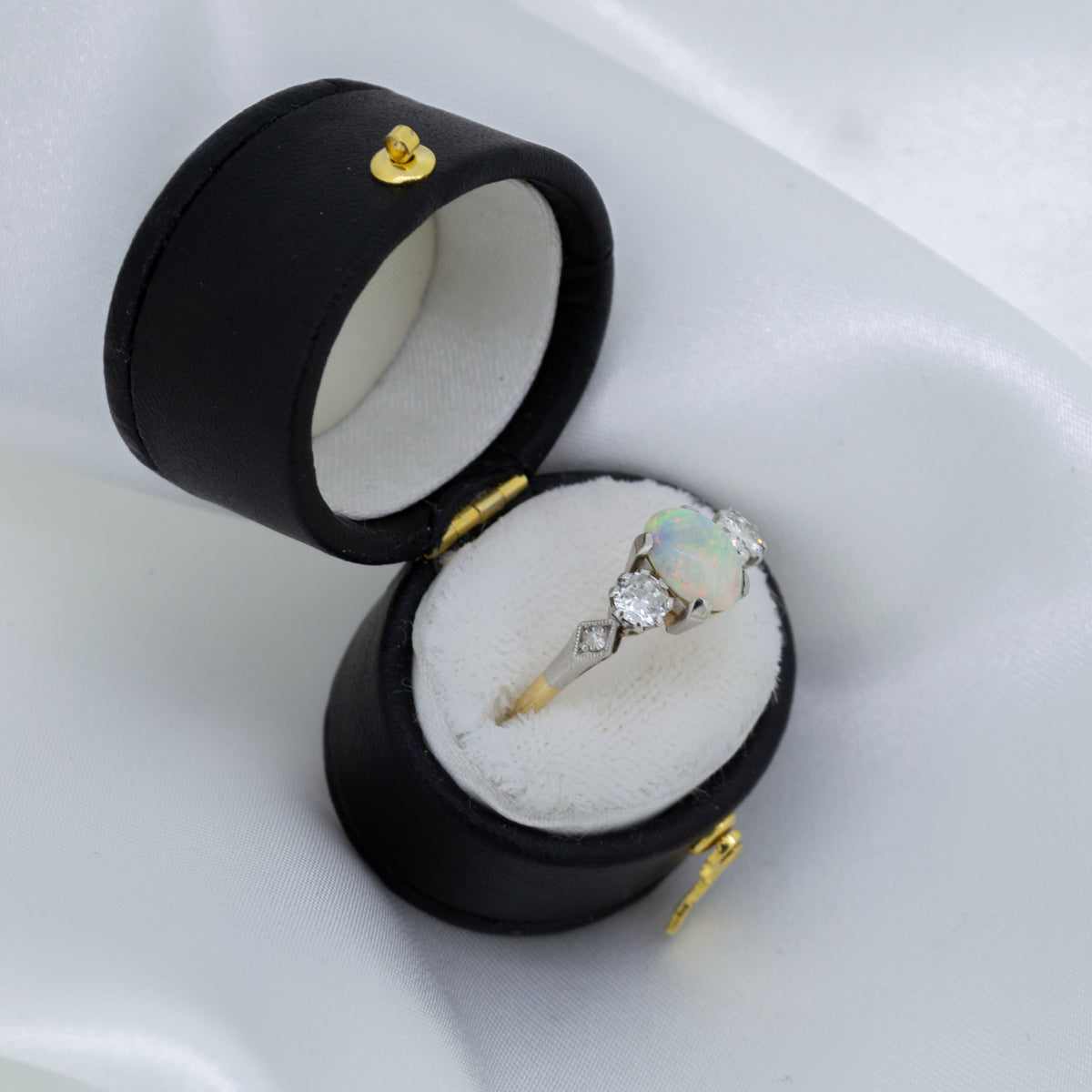 Vintage 18ct Opal with Diamonds either side