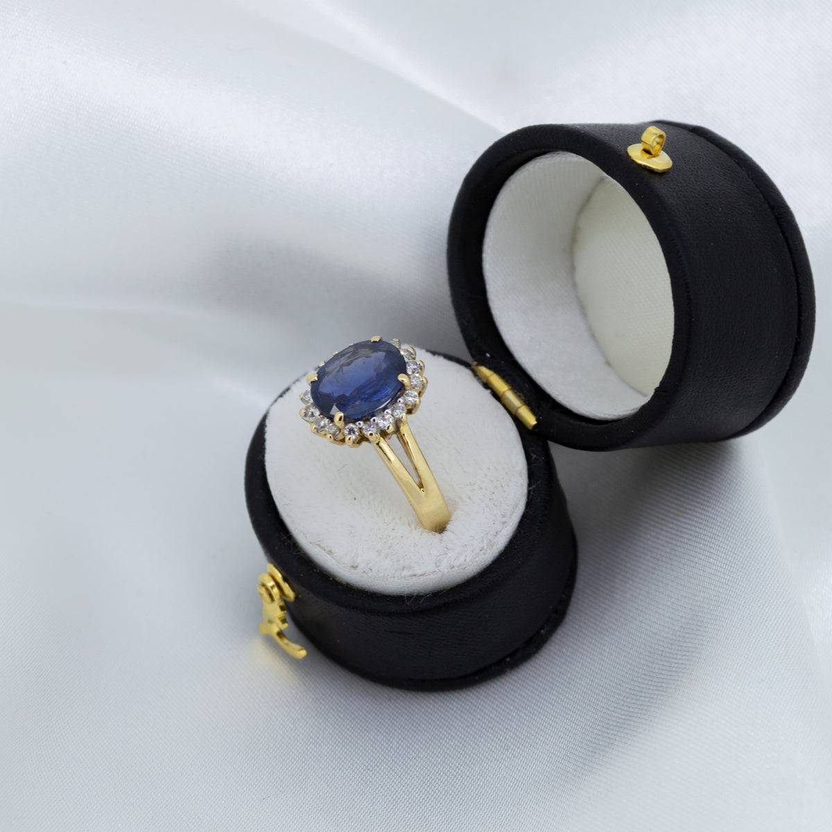 18ct Sapphire surrounded in Diamonds