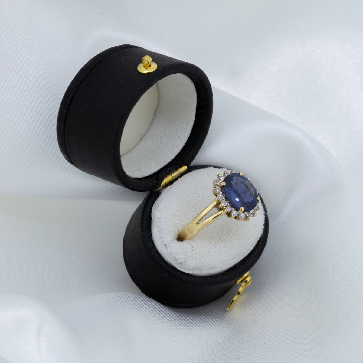 18ct Sapphire surrounded in Diamonds