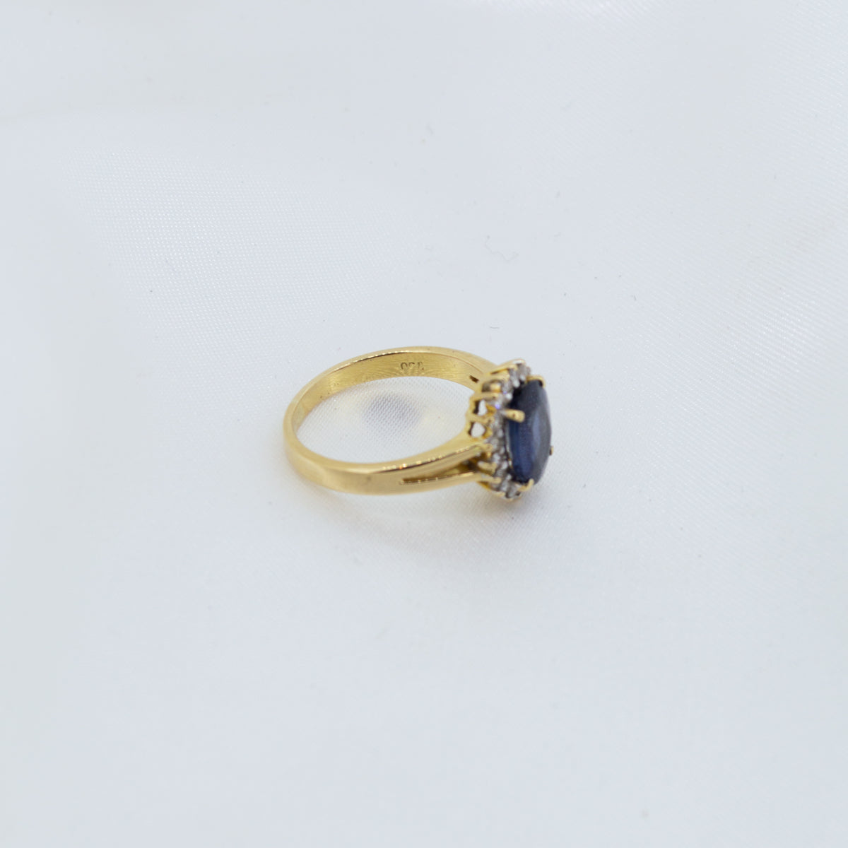 18ct Sapphire surrounded in Diamonds