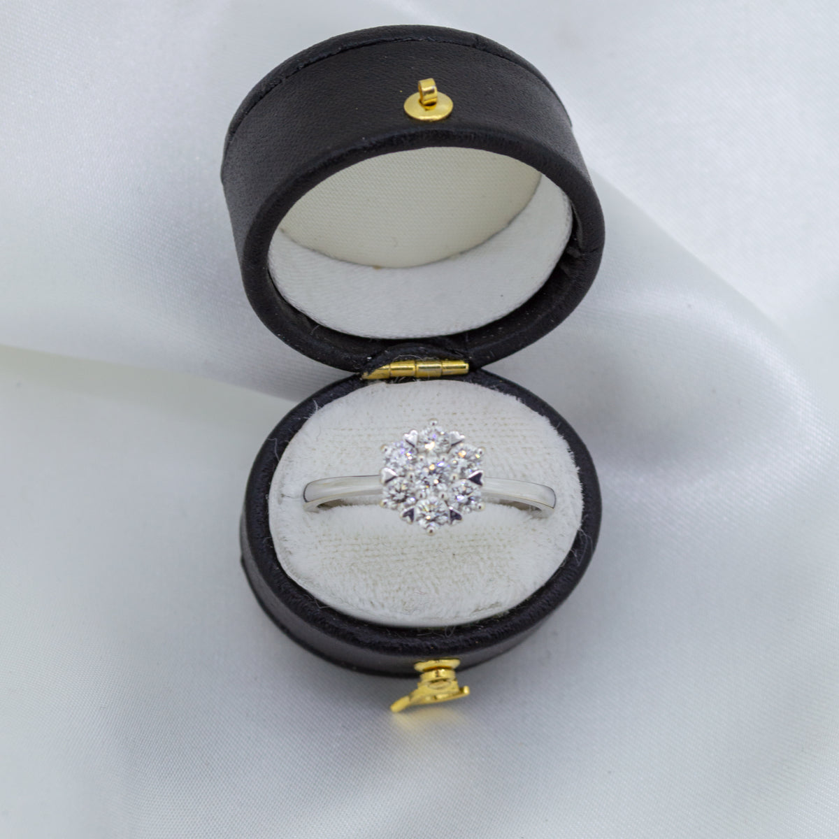 18ct White Gold Diamond cluster ring