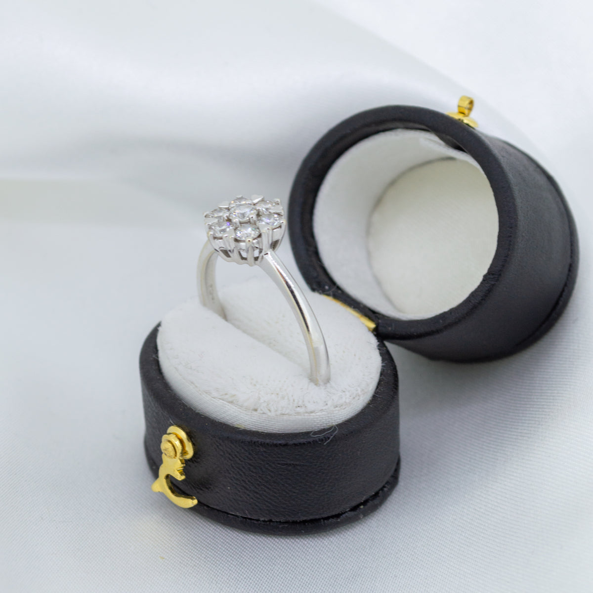 18ct White Gold Diamond cluster ring