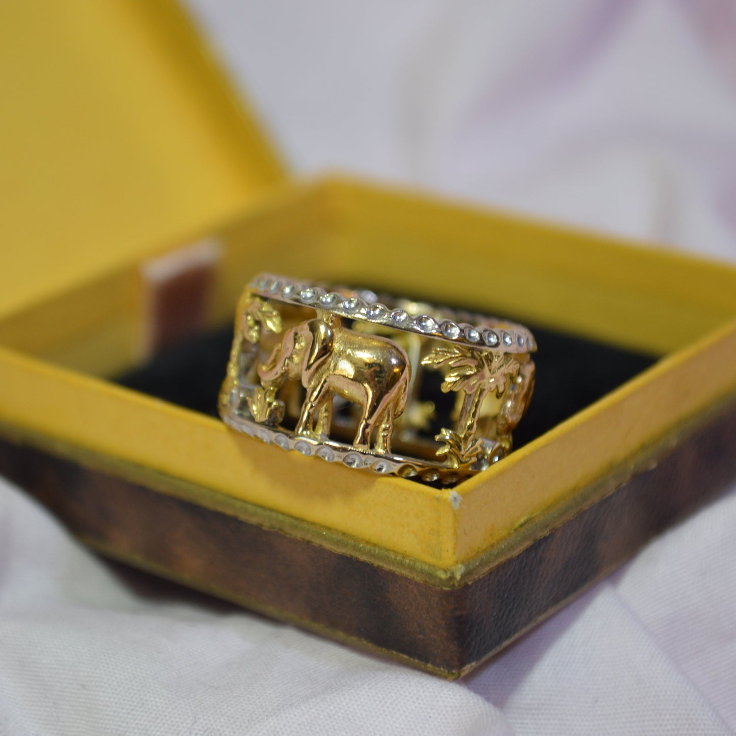18ct Gold Elephant ring with Diamonds