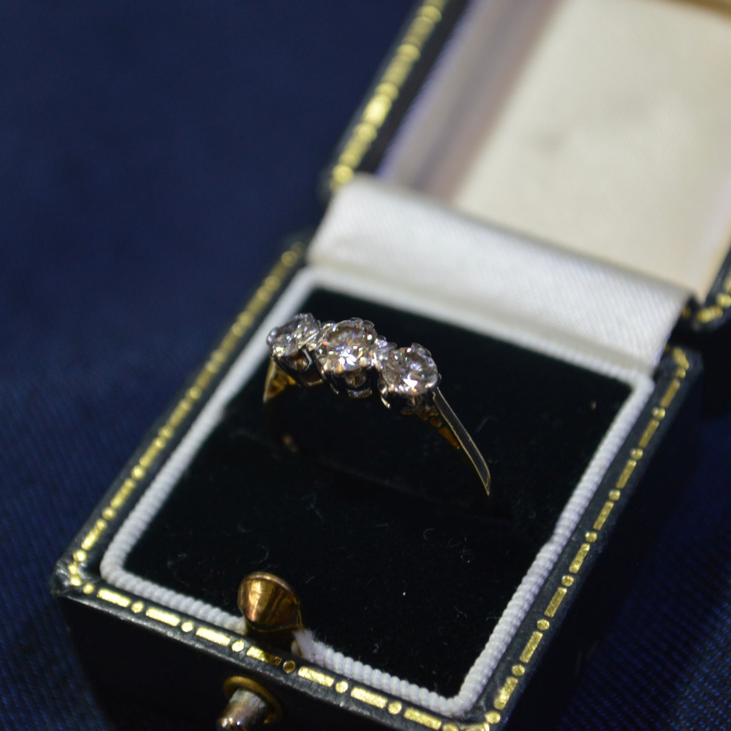 18ct 1 carat 3 Stone Diamond ring