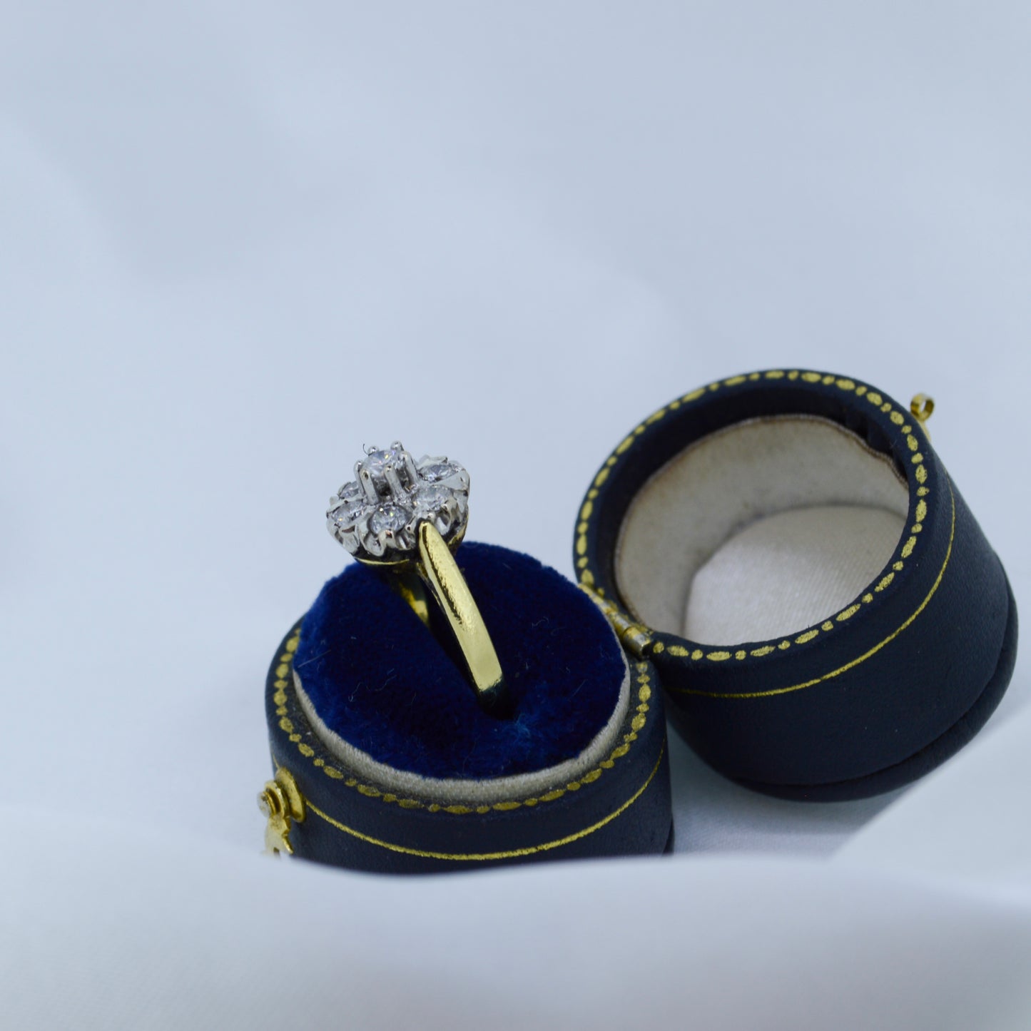 Vintage 18ct yellow gold diamond cluster ring