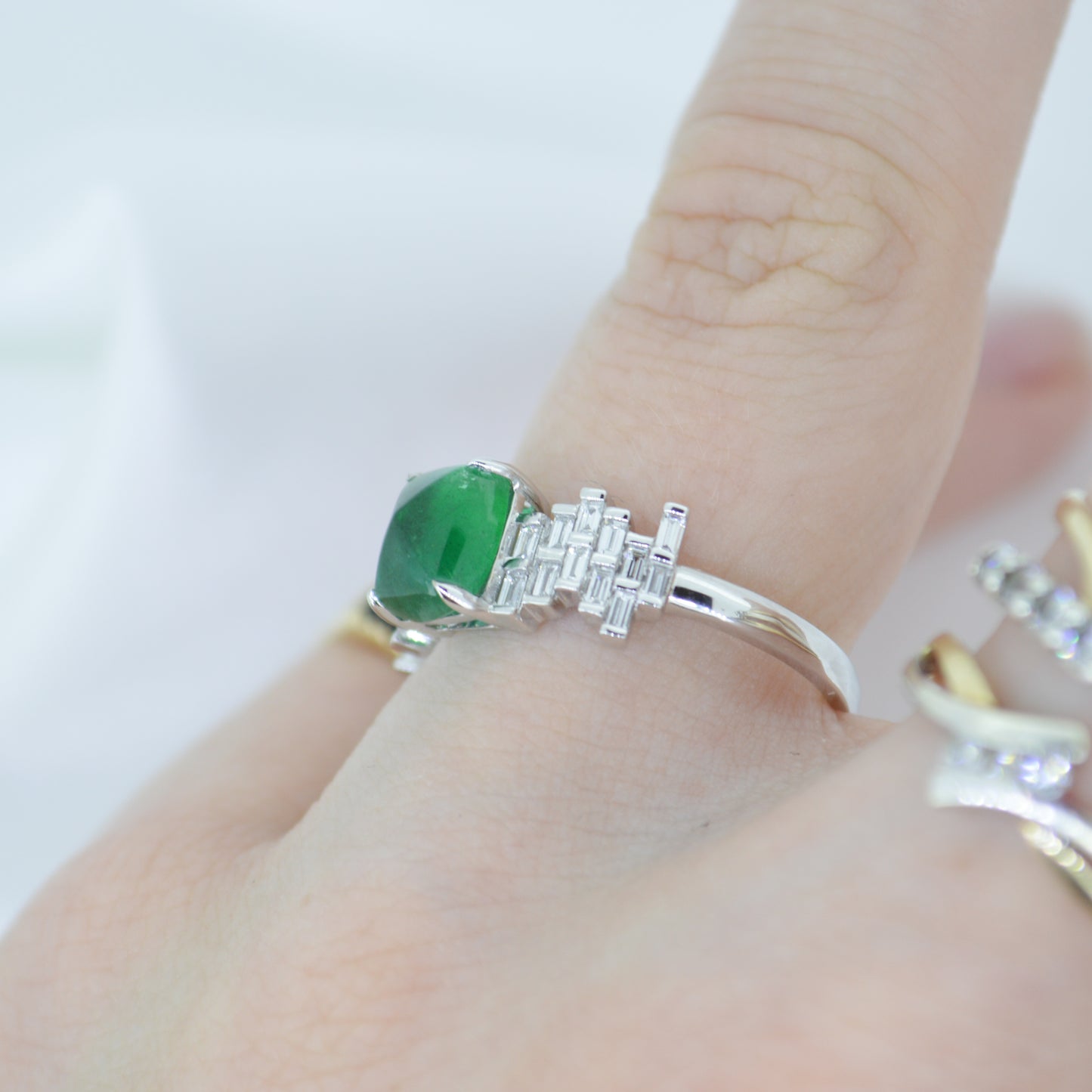 18ct White Gold Emerald & Diamond Ring