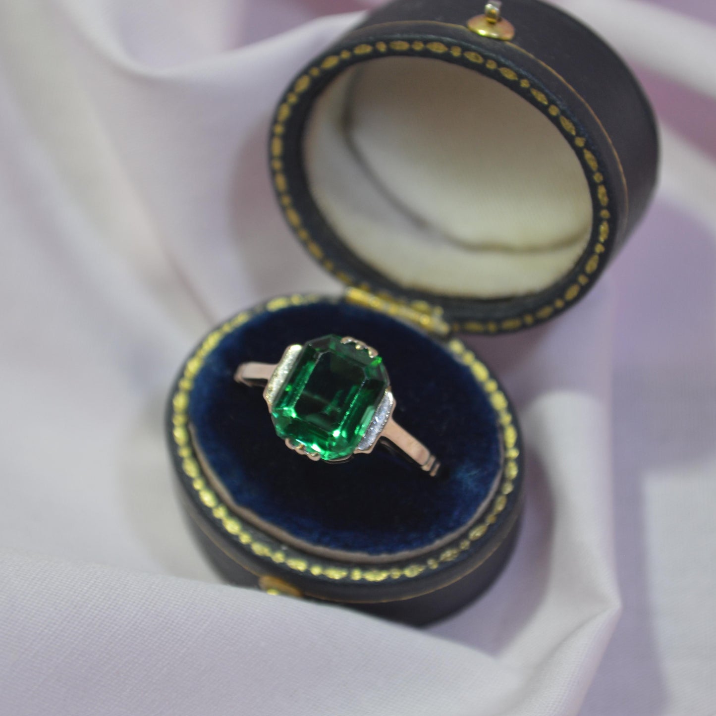 9ct Vintage Green stoned Ring
