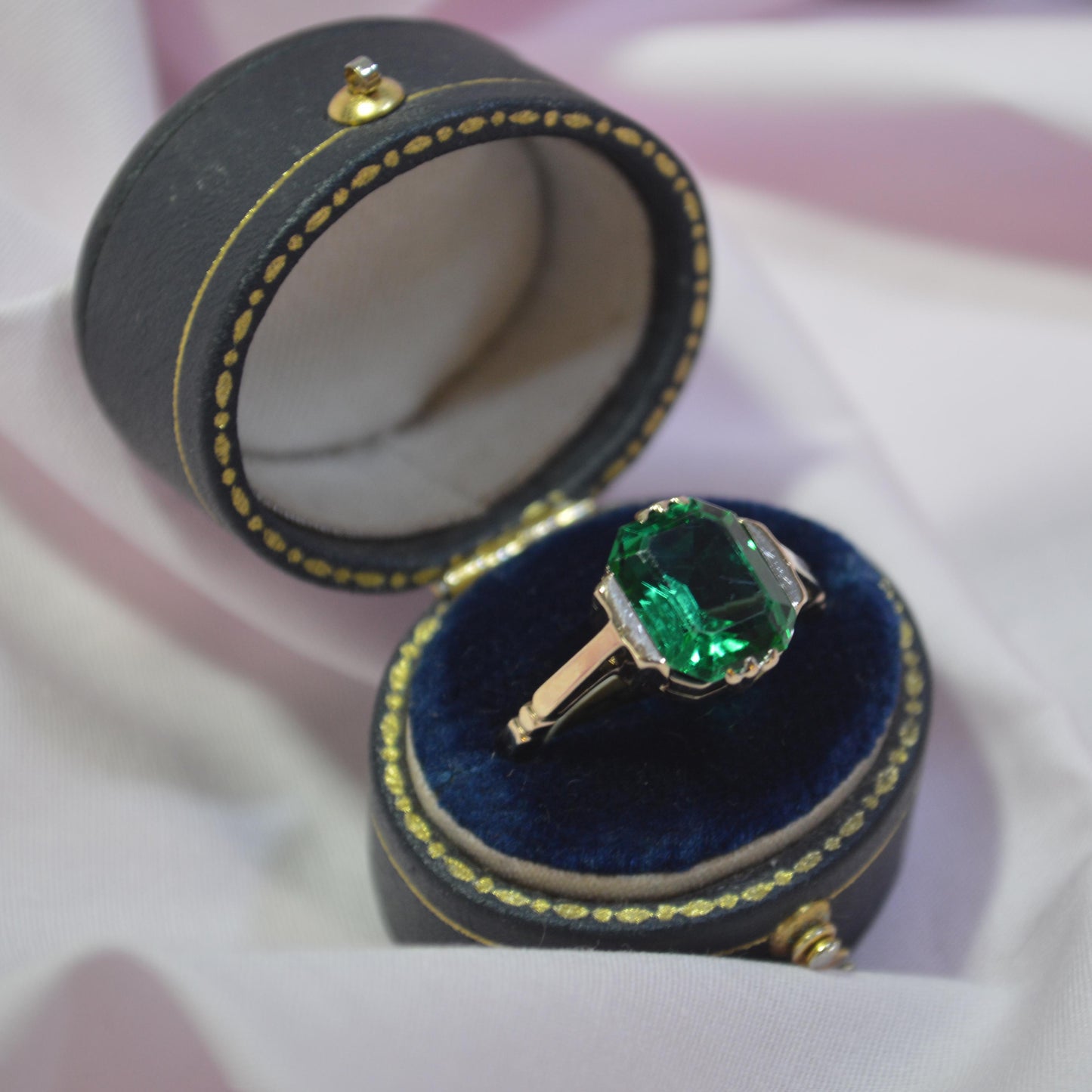 9ct Vintage Green stoned Ring