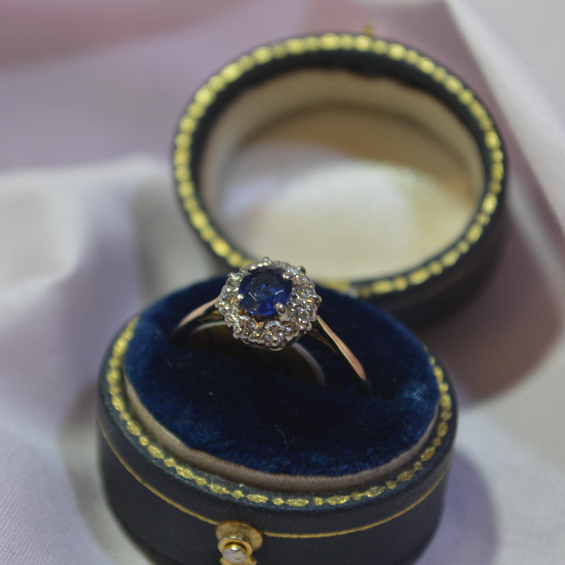 Stunning 18ct Beep Blue Sapphire surrounded by Diamonds