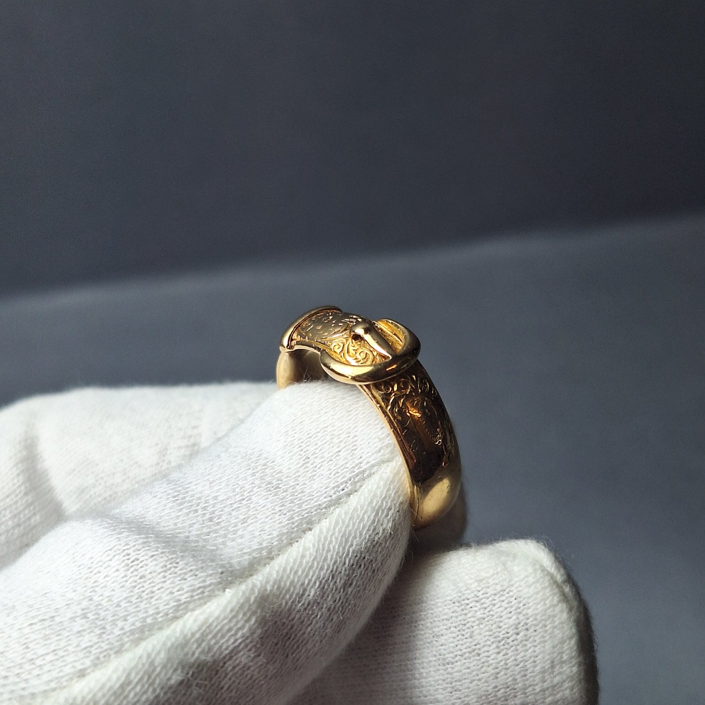 Solid old-style 18ct yellow gold Buckle ring