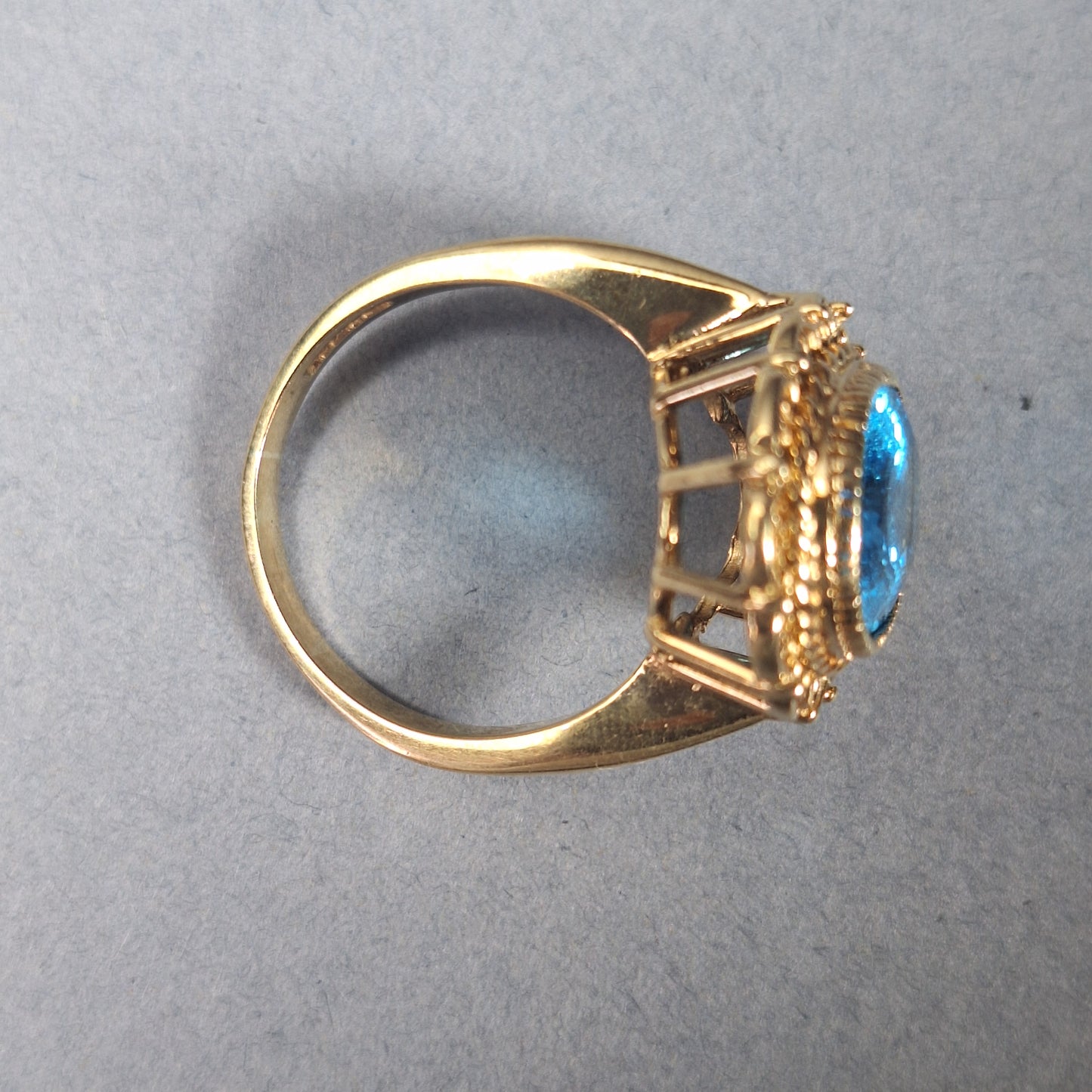 Vintage 9ct yellow gold Blue Topaz ring