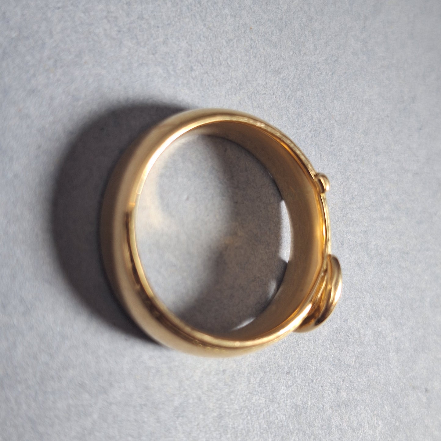 Solid old-style 18ct yellow gold Buckle ring