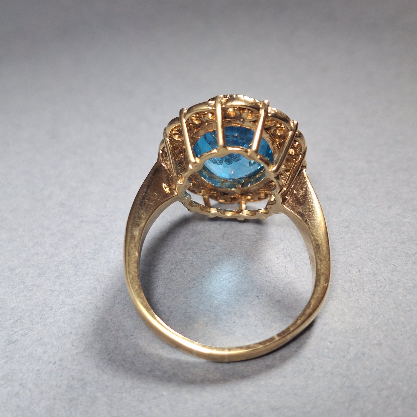 Vintage 9ct yellow gold Blue Topaz ring
