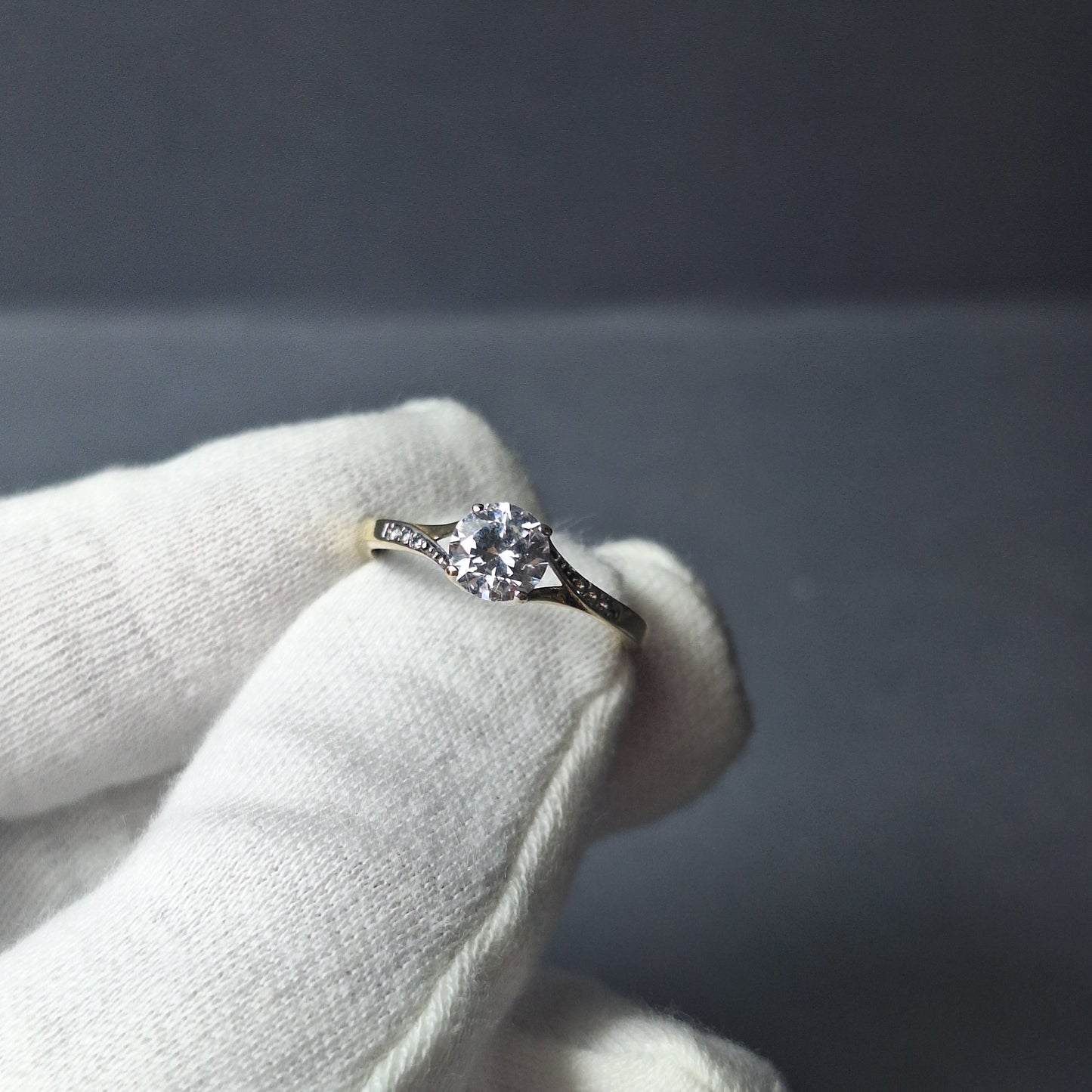 Ladies 9ct yellow Gold Cubic Zirconia solitaire ring