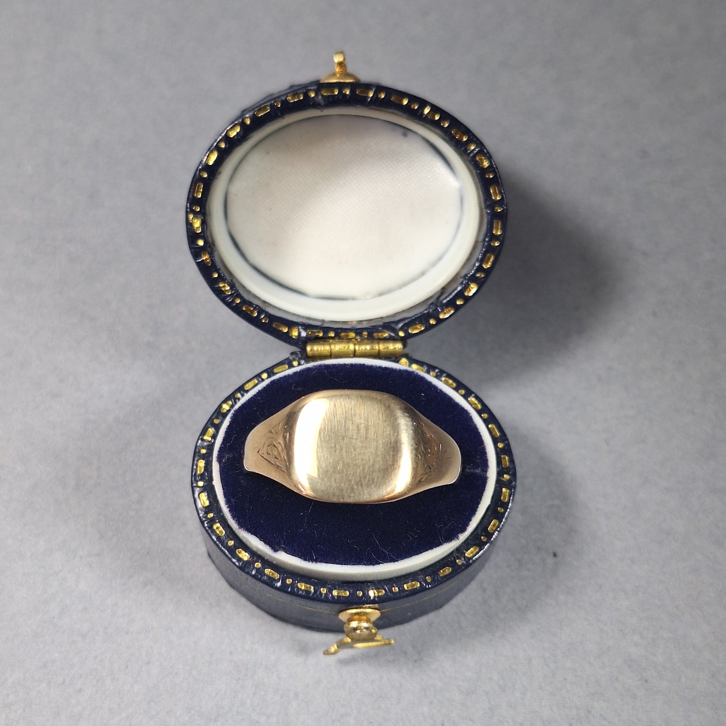Vintage gents 9ct gold signet ring