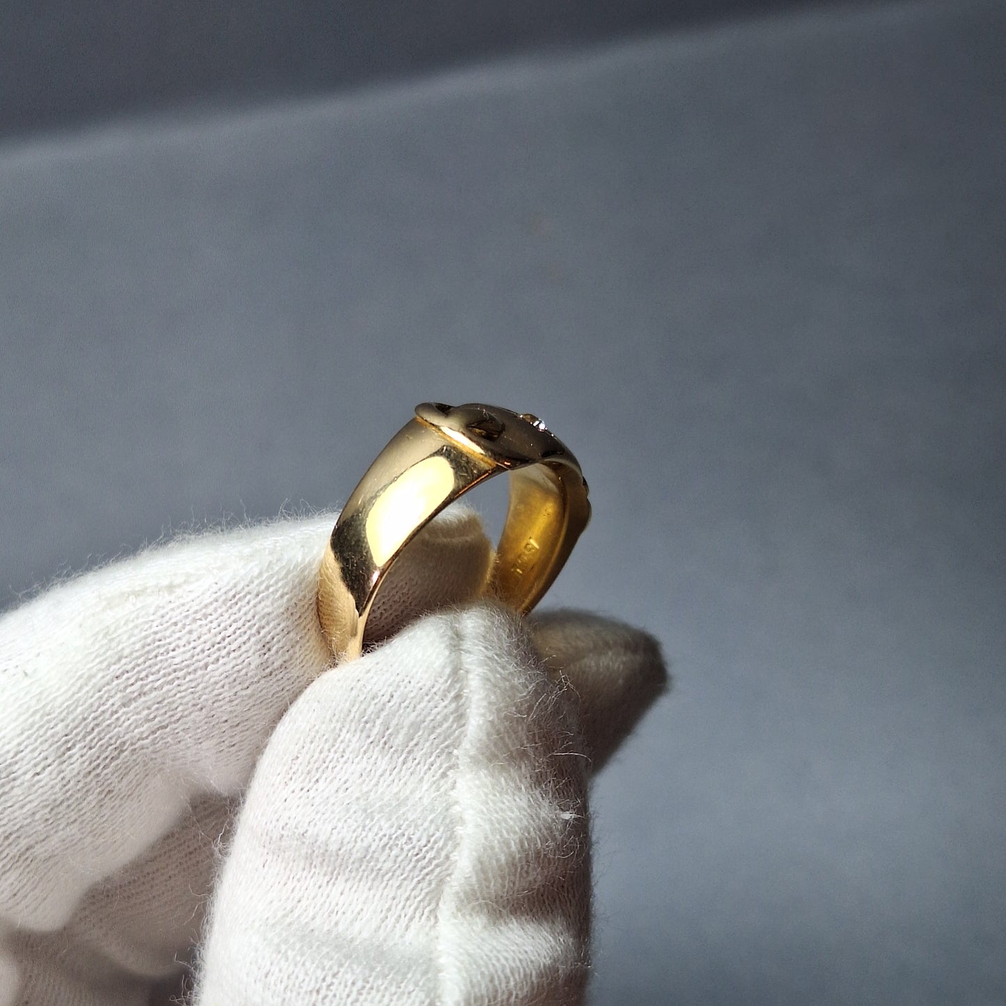 18ct Gold Diamond Set Buckle Ring