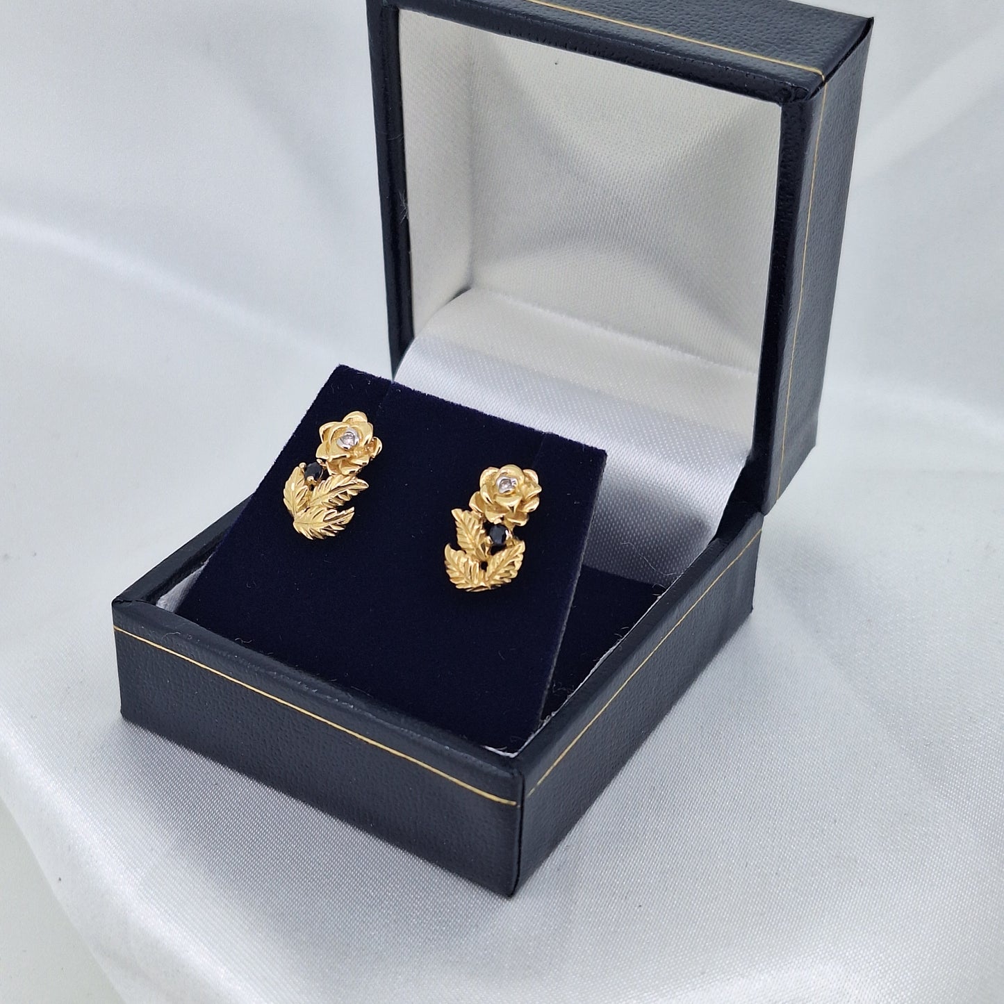 14ct Yellow Gold Diamond & Sapphire flower studs