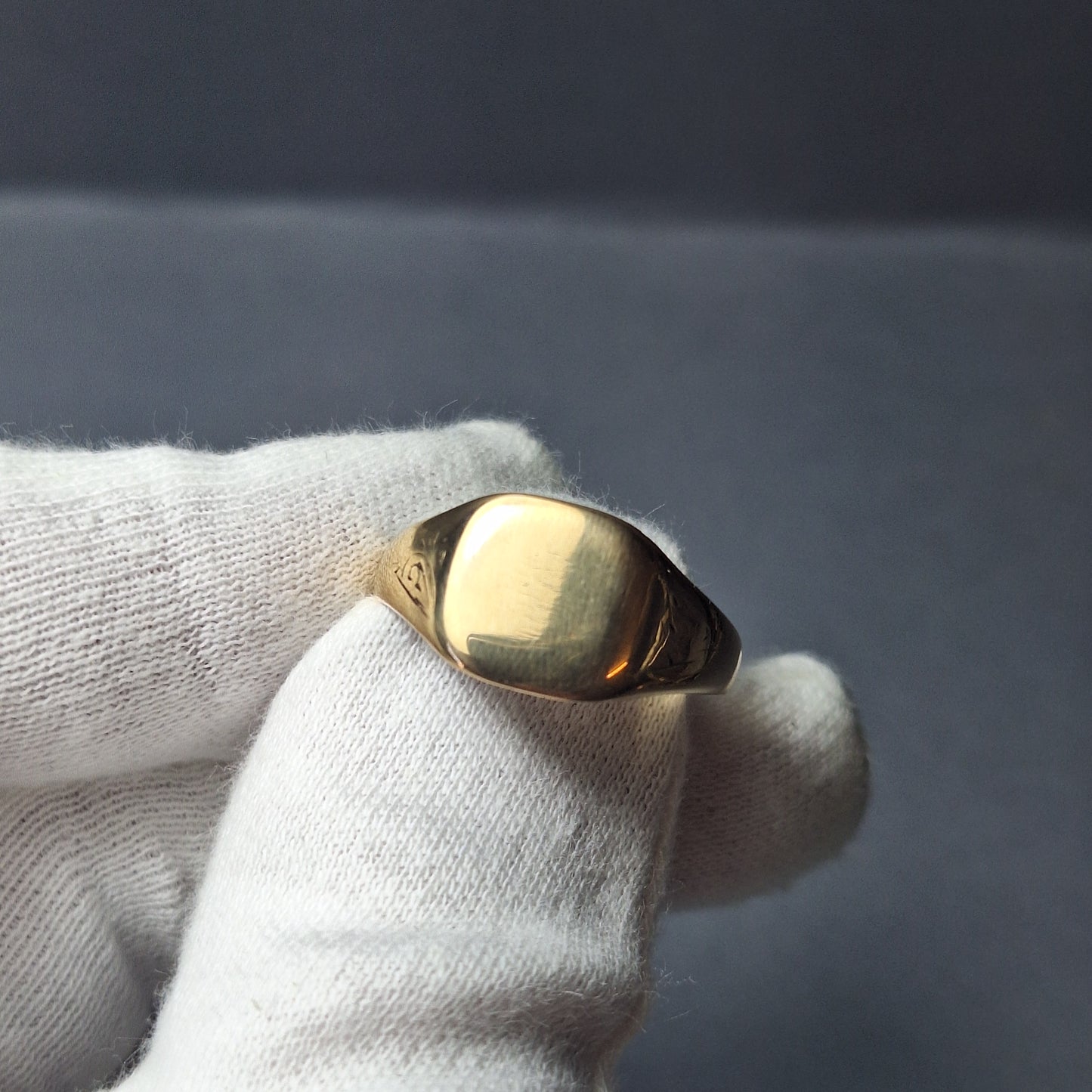 Vintage gents 9ct gold signet ring
