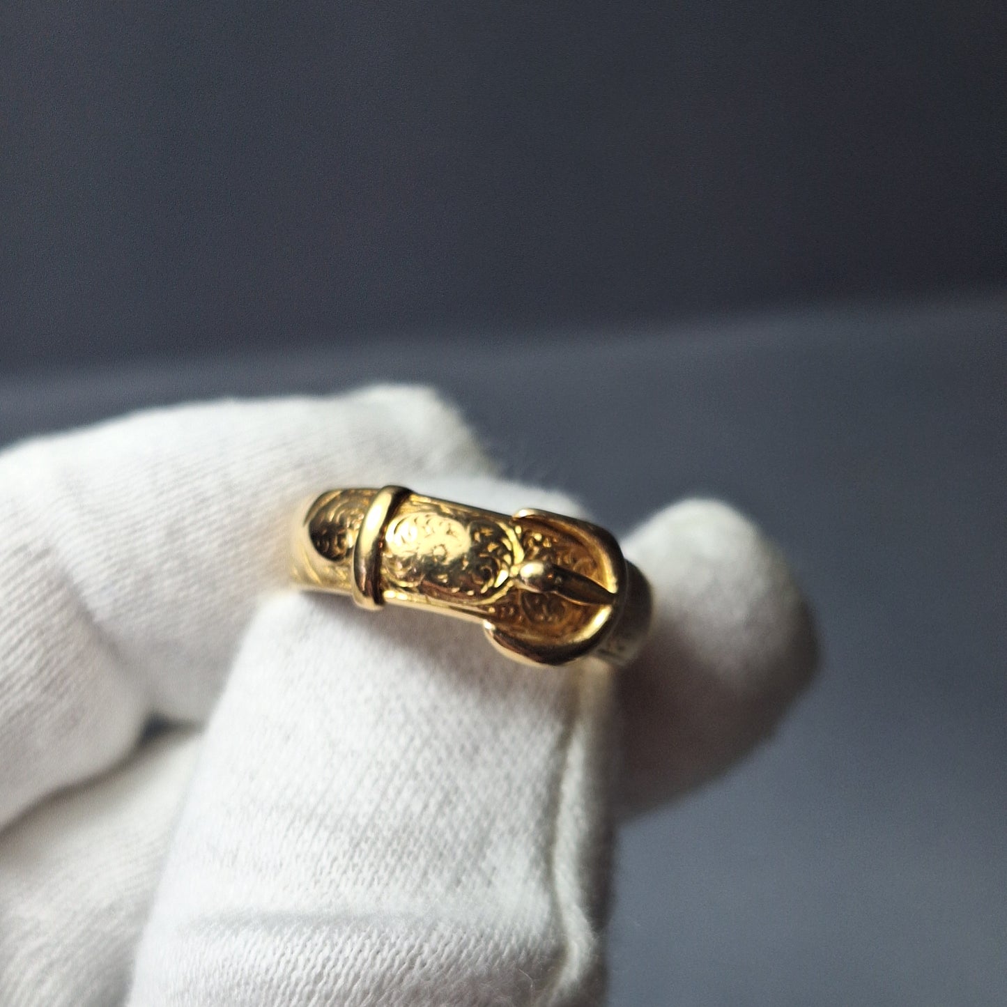 Solid old-style 18ct yellow gold Buckle ring