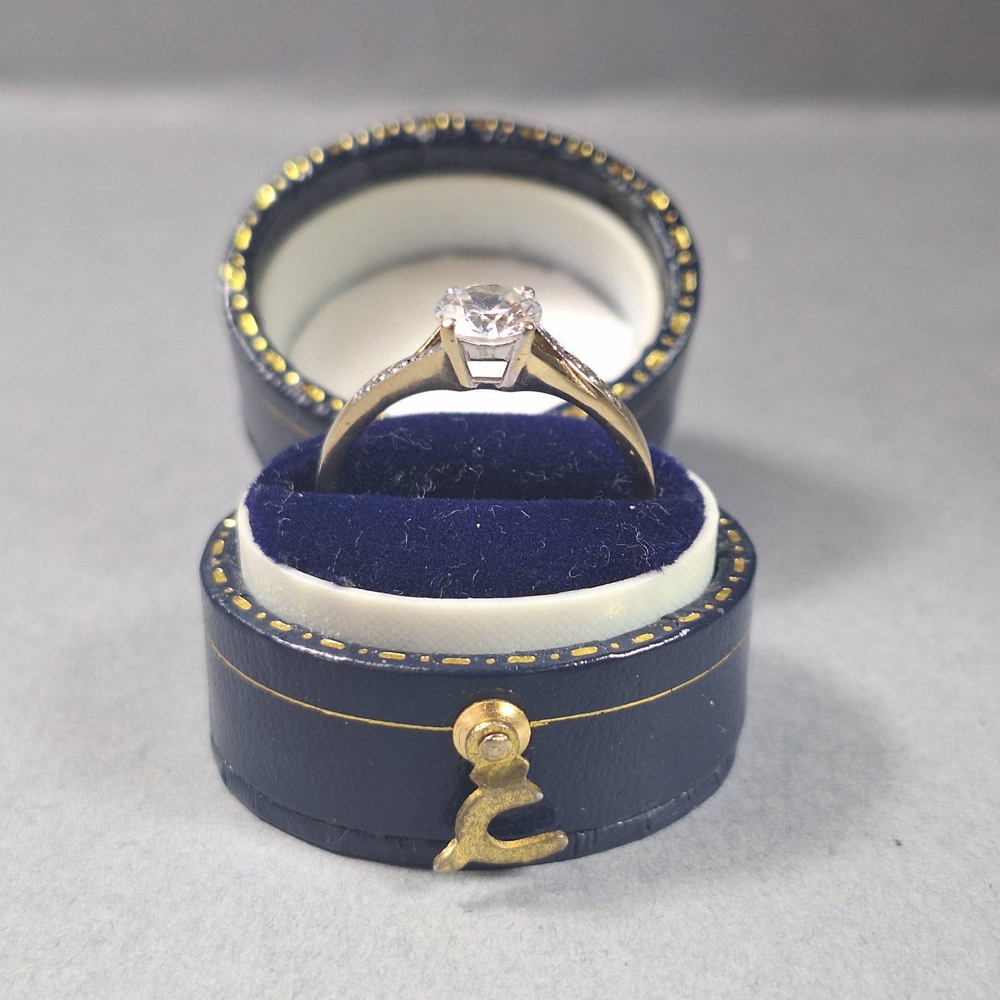 Ladies 9ct yellow Gold Cubic Zirconia solitaire ring