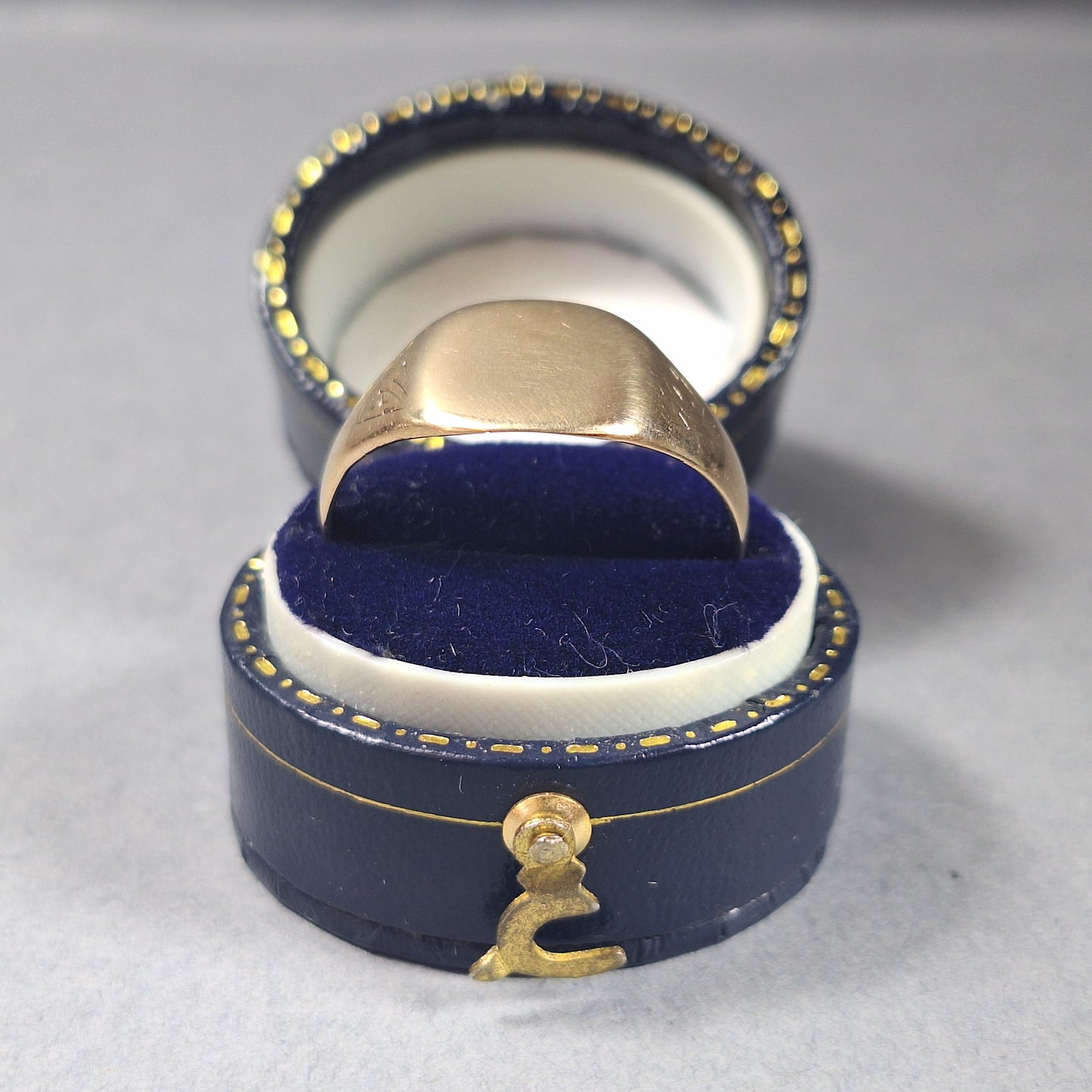 Vintage gents 9ct gold signet ring