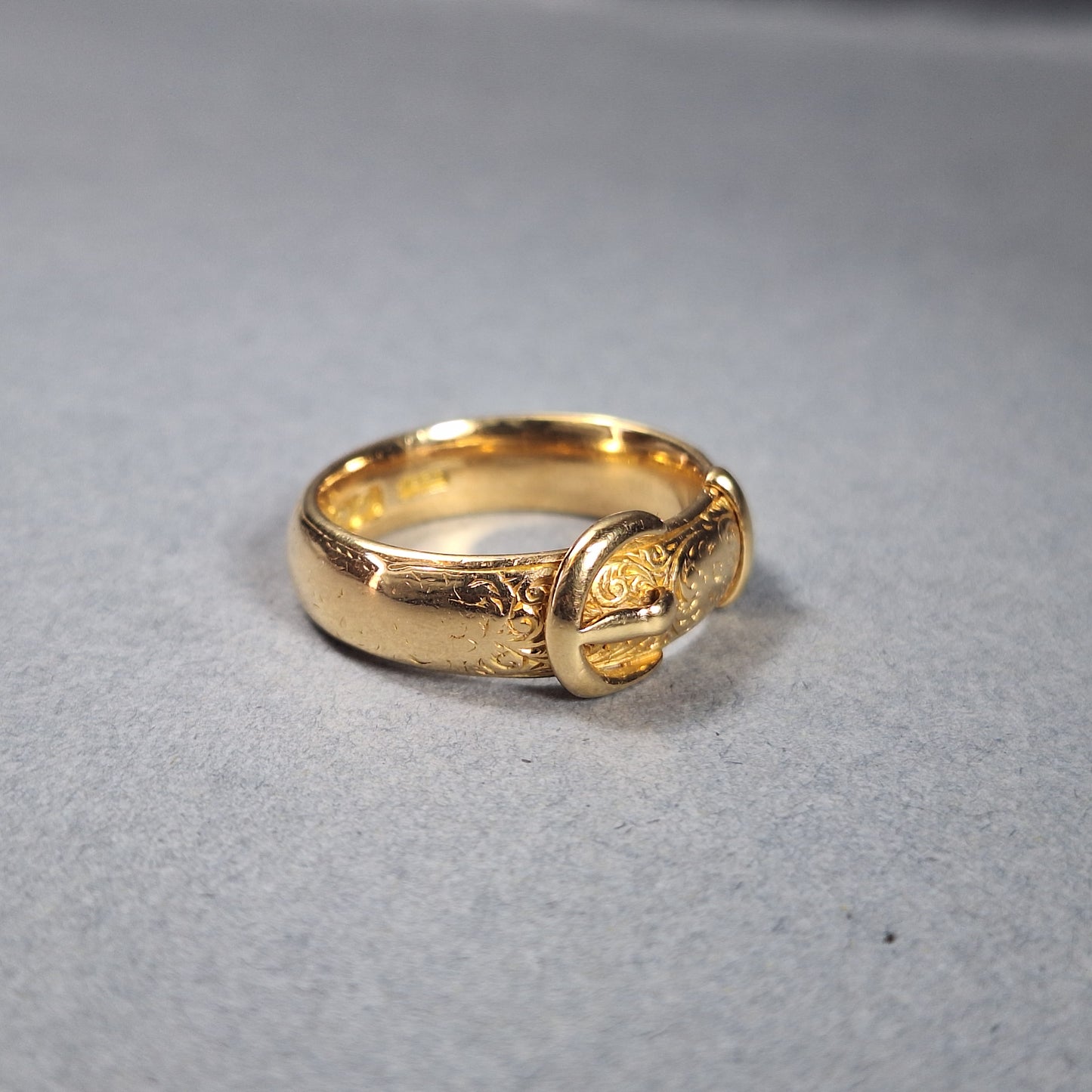Solid old-style 18ct yellow gold Buckle ring