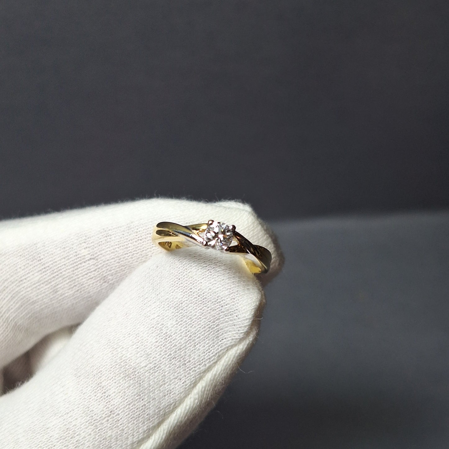 18ct Gold Diamond Single Stone Engagement Ring