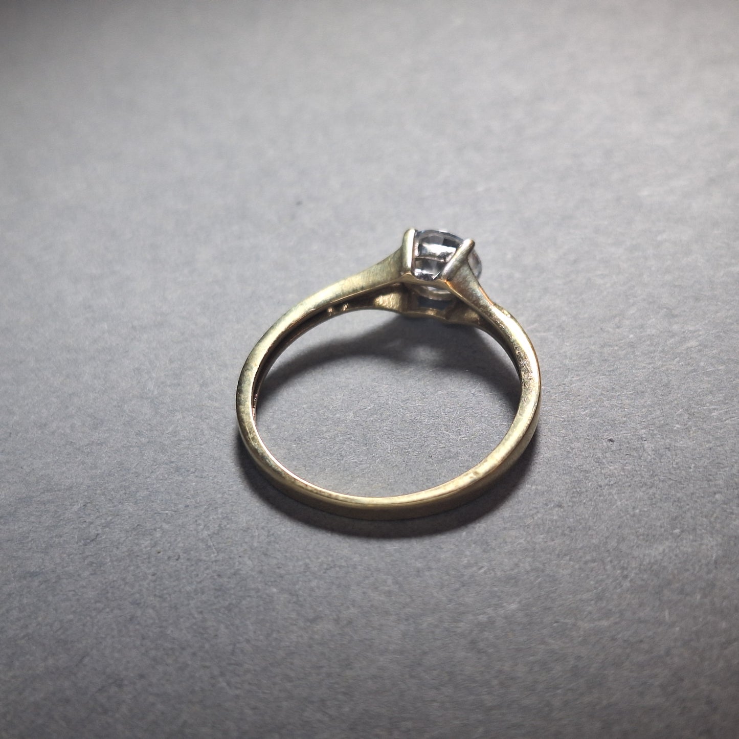 Ladies 9ct yellow Gold Cubic Zirconia solitaire ring