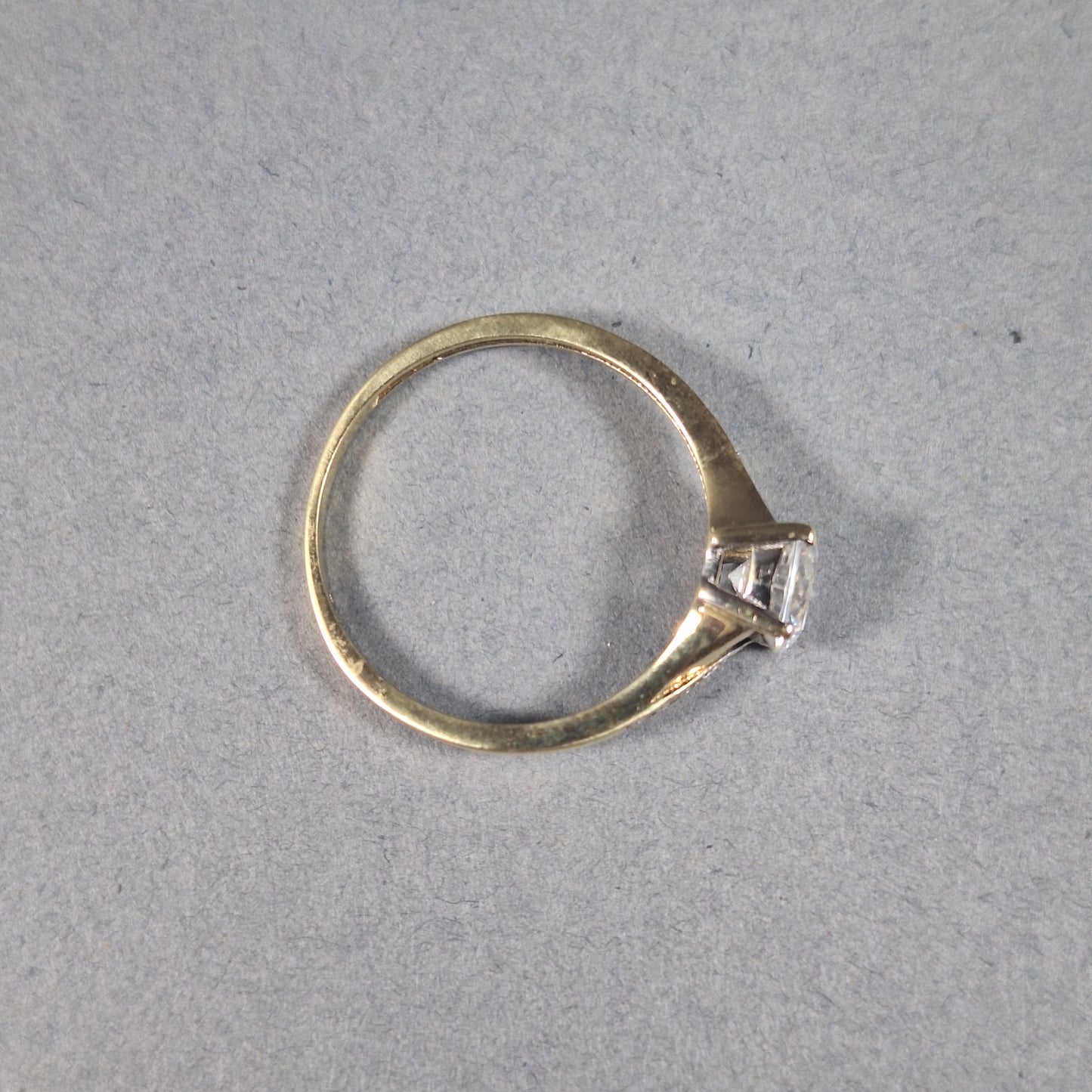 Ladies 9ct yellow Gold Cubic Zirconia solitaire ring