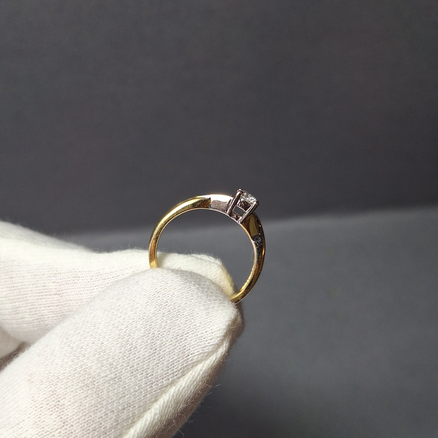 18ct Gold Diamond Single Stone Engagement Ring